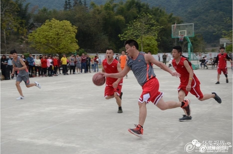 蓝钟镇双兴村举行春节篮球赛和女子拔河赛,恭