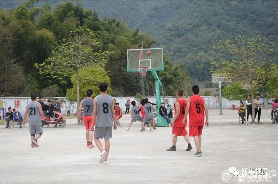 蓝钟镇双兴村举行春节篮球赛和女子拔河赛,恭
