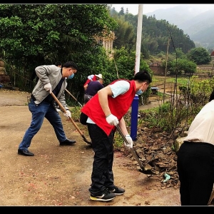 怀集县退役军人事务局到扶贫挂点村开展卫生清洁活动